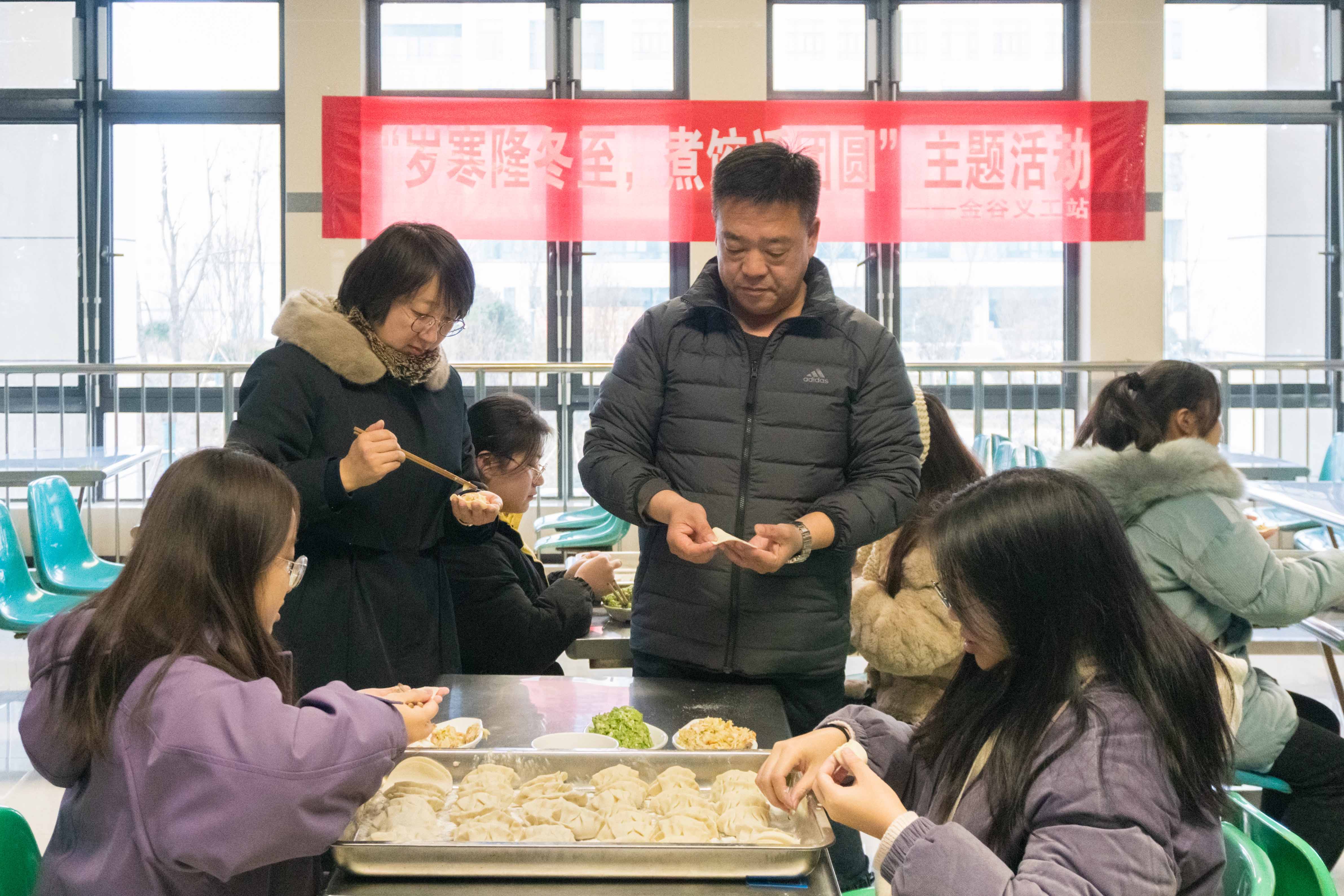 书记与学生比赛.jpg