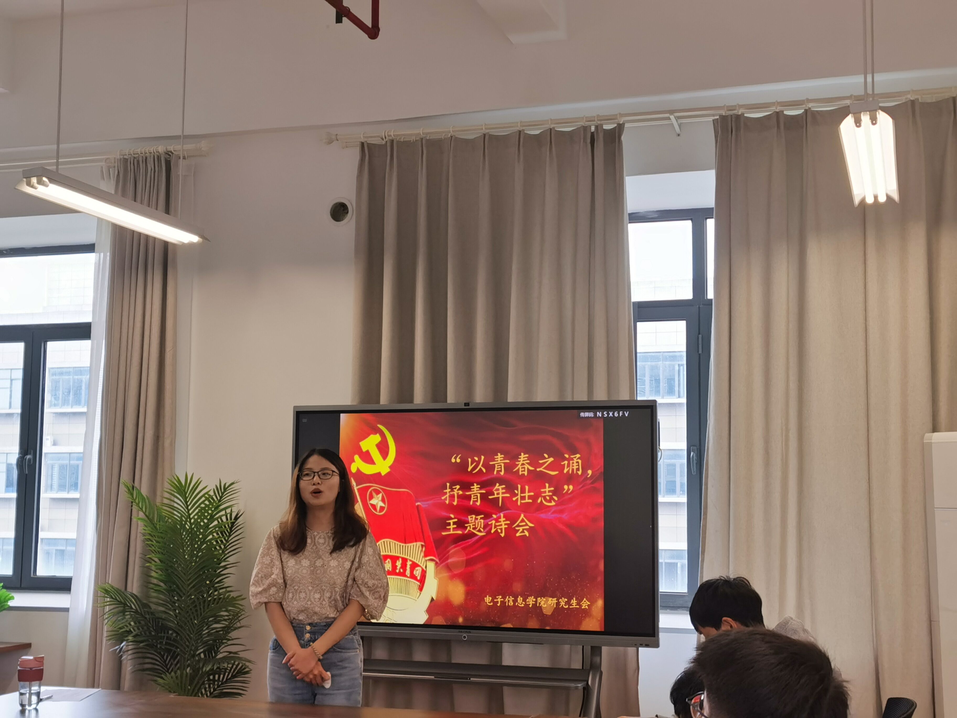 主持2.jpg