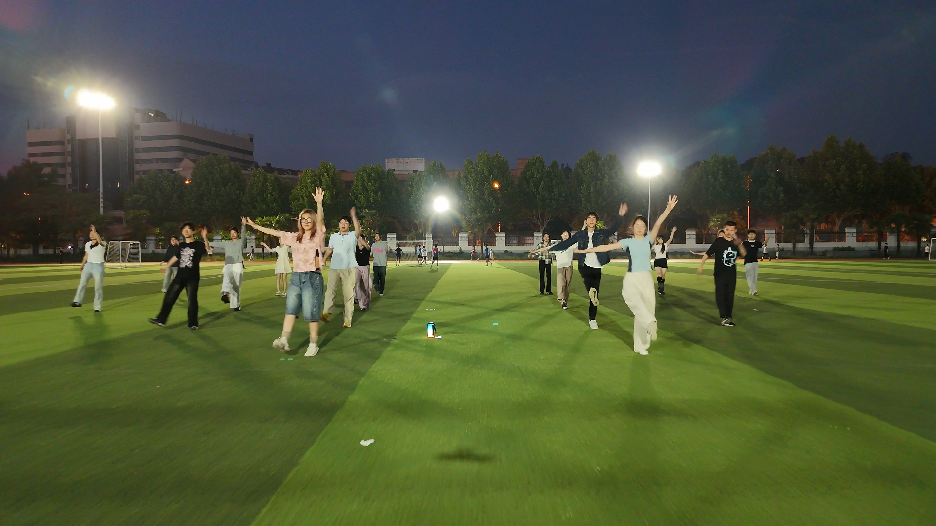 图为同学们广场舞展示（无人机拍摄，有点糊）.png