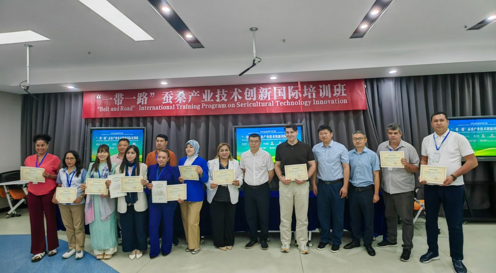 培训班结业合影-2.jpg